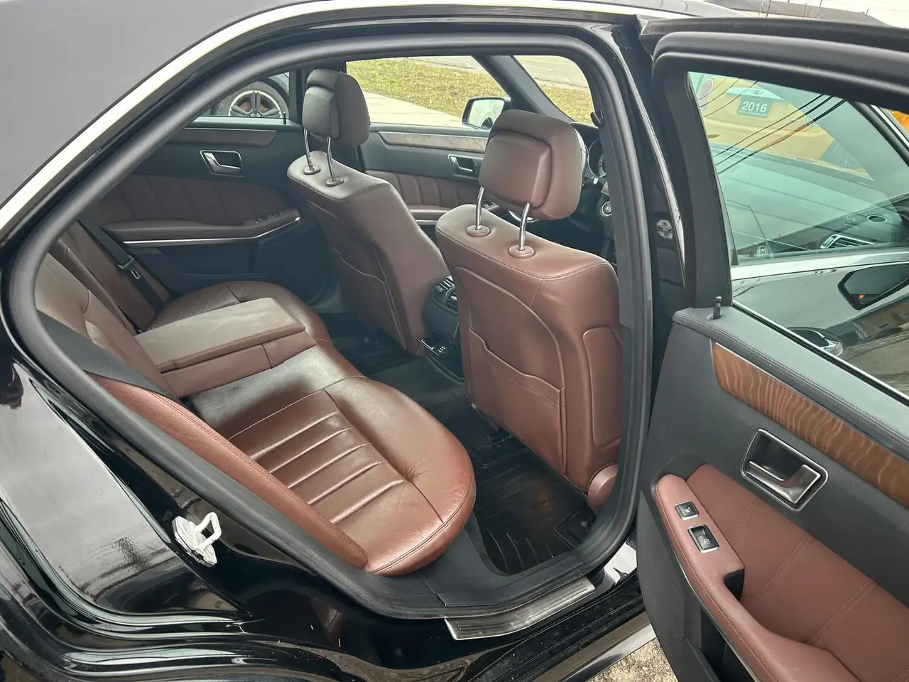 Mercedes-Benz E-Class снимка Mercedes-Benz E-Class