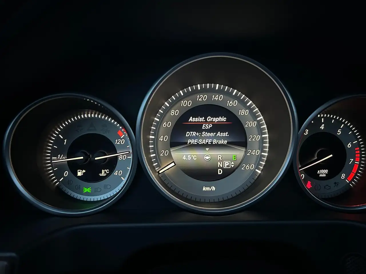 Mercedes-Benz E-Class снимка Mercedes-Benz E-Class