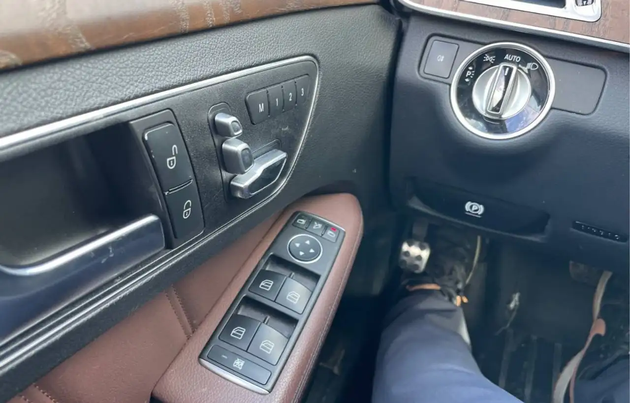 Mercedes-Benz E-Class снимка Mercedes-Benz E-Class