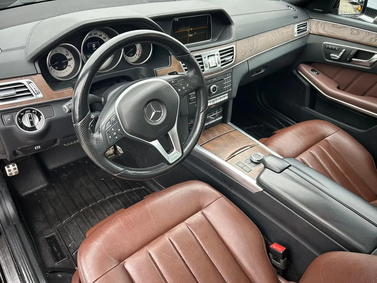 Mercedes-Benz E-Class снимка Mercedes-Benz E-Class