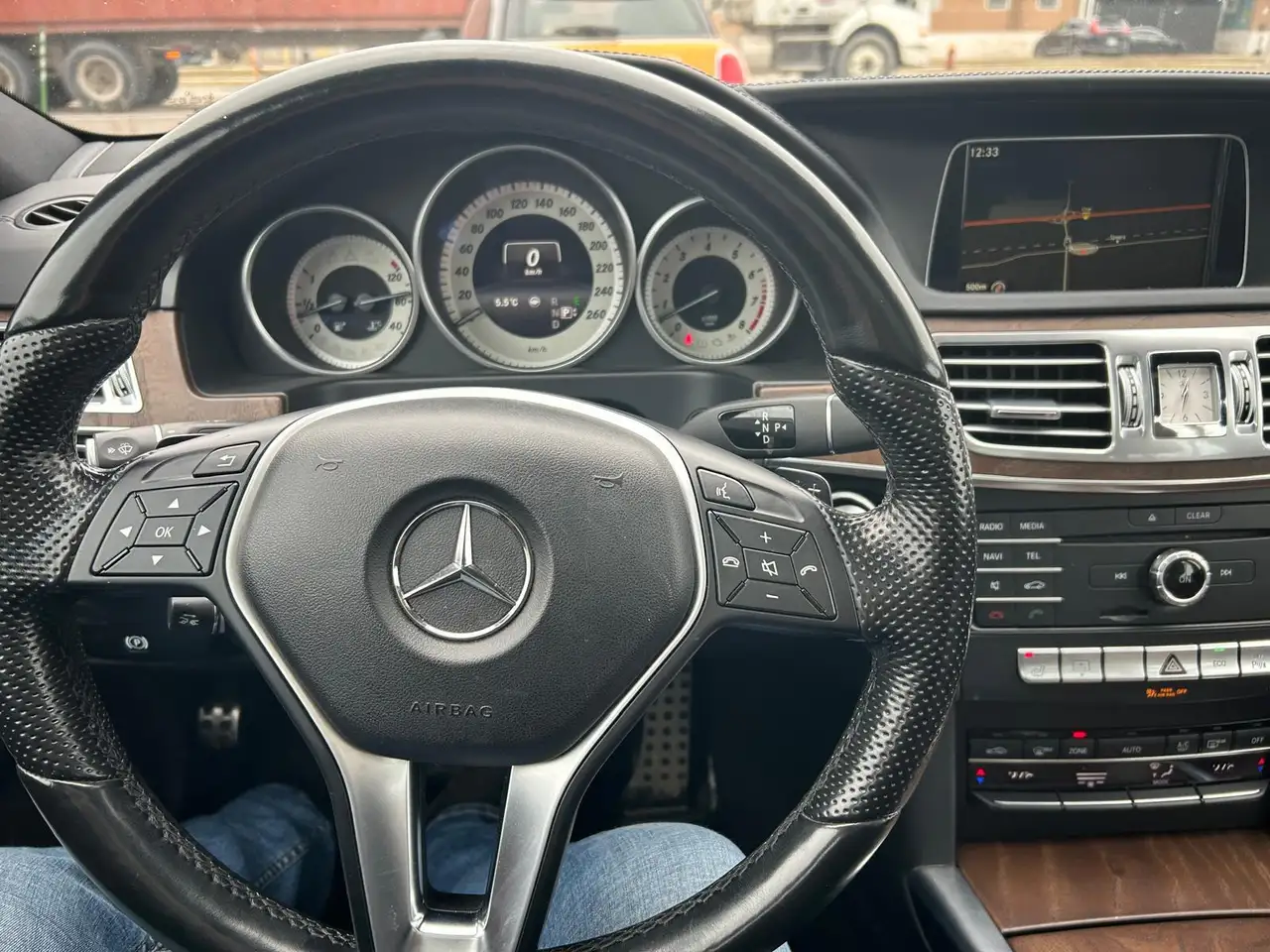 Mercedes-Benz E-Class снимка Mercedes-Benz E-Class