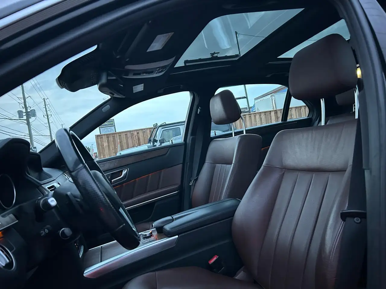Mercedes-Benz E-Class снимка Mercedes-Benz E-Class