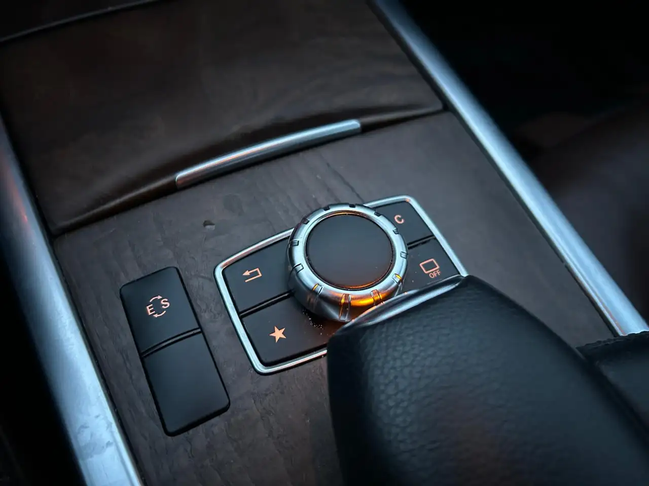 Mercedes-Benz E-Class снимка Mercedes-Benz E-Class