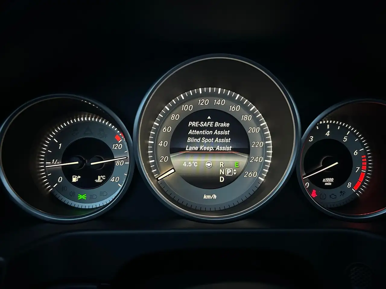 Mercedes-Benz E-Class снимка Mercedes-Benz E-Class