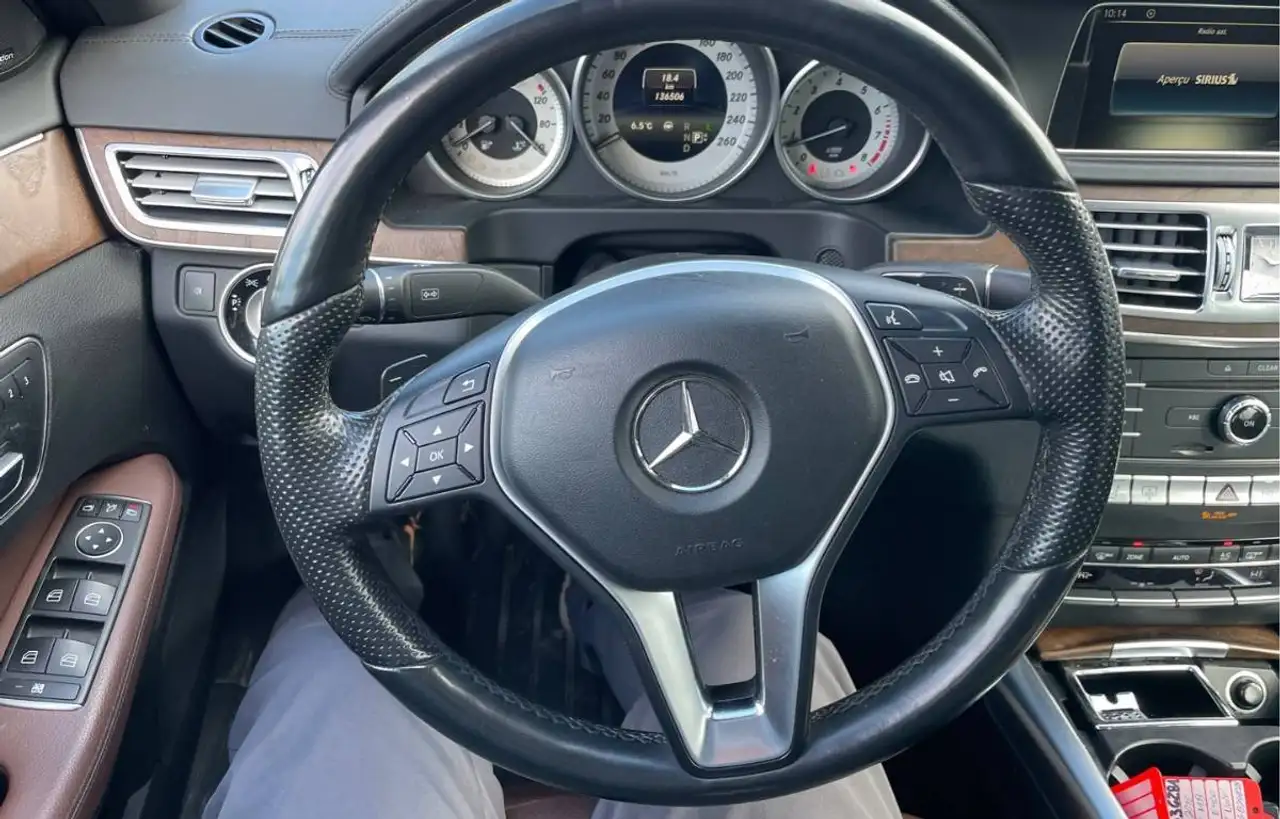 Mercedes-Benz E-Class снимка Mercedes-Benz E-Class
