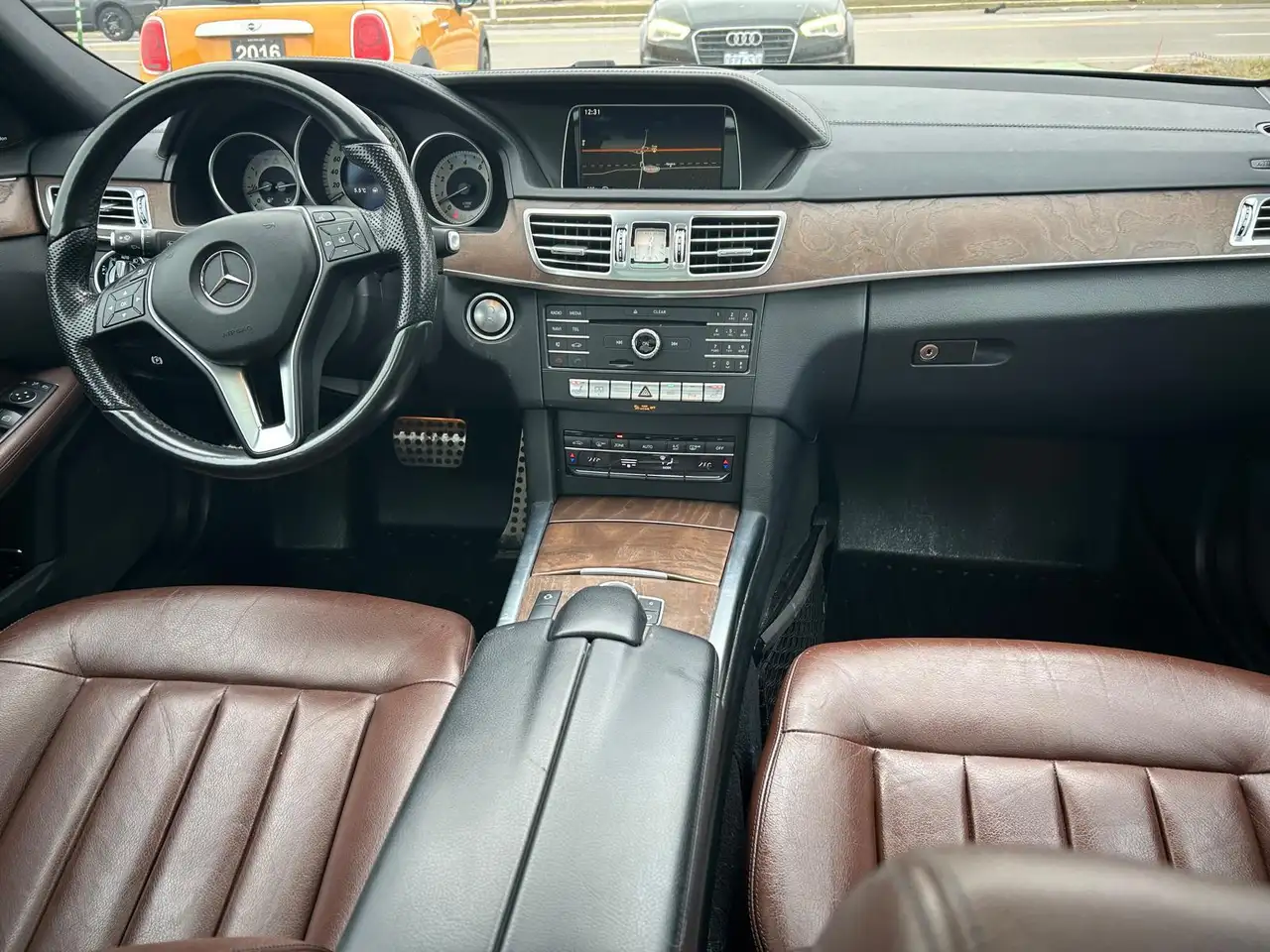Mercedes-Benz E-Class снимка Mercedes-Benz E-Class