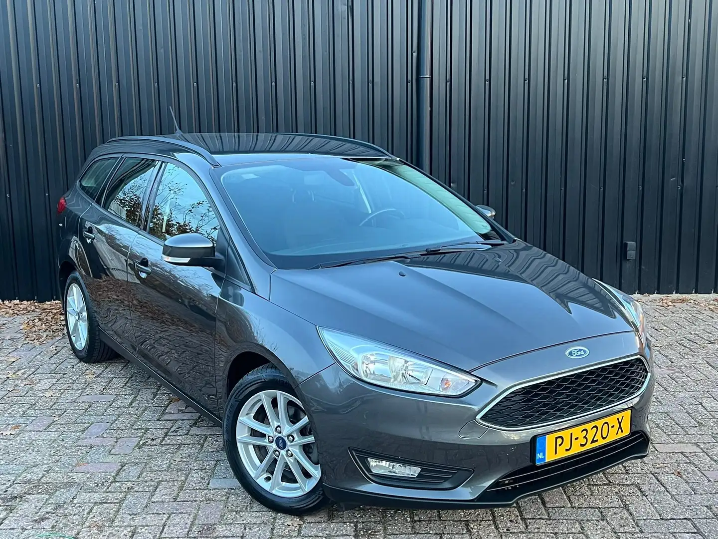 Ford Focus 1.0 EcoBoost Wagon Titanium | Trekhaak | Clima | Gris - 1