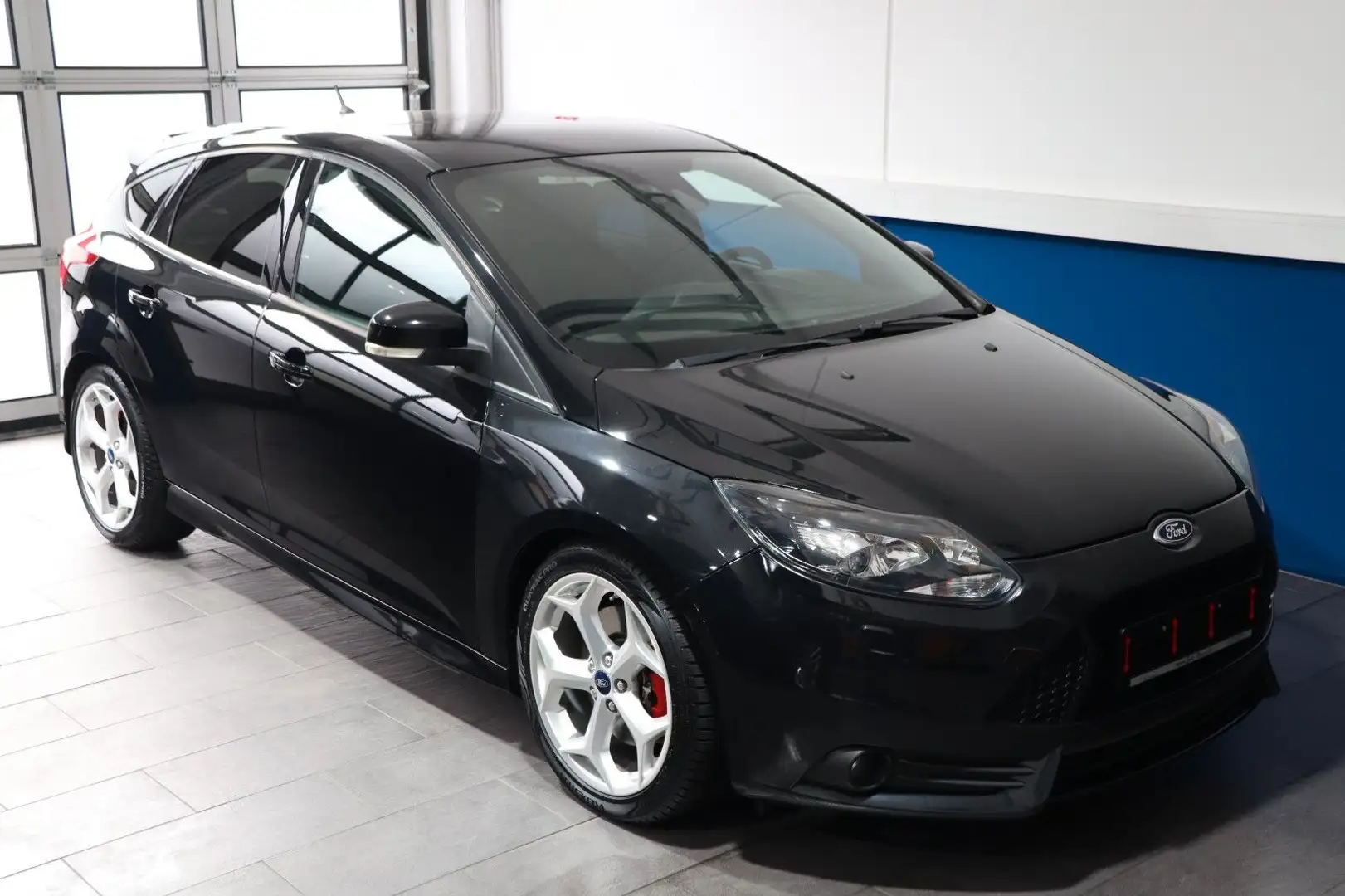 Ford Focus Lim. 2.0 EcoBoost ST 6-GANG+LEDER+NAVI+IPS Schwarz - 1