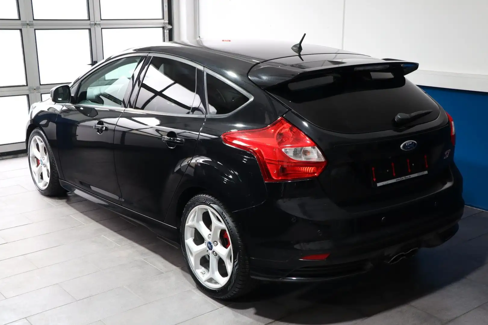 Ford Focus Lim. 2.0 EcoBoost ST 6-GANG+LEDER+NAVI+IPS Schwarz - 2
