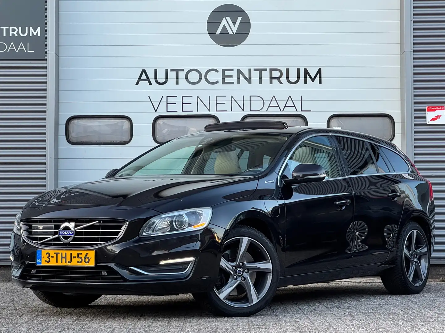 Volvo V60 2.4 D6 AWD Plug-In Hybrid PANO/CAMERA/TREKHAAK/AIR Zwart - 1