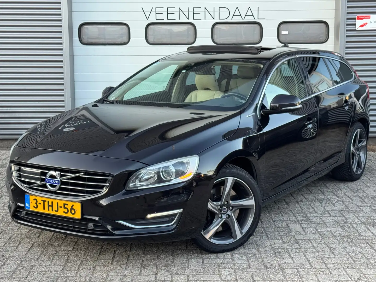 Volvo V60 2.4 D6 AWD Plug-In Hybrid PANO/CAMERA/TREKHAAK/AIR Zwart - 2