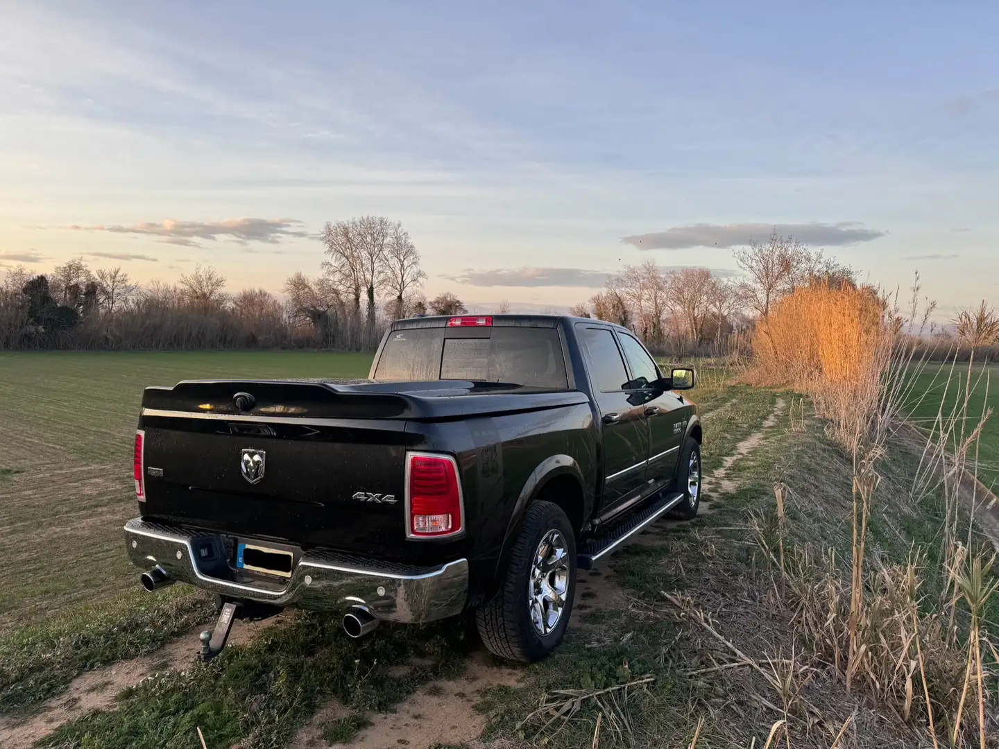 Dodge RAM 1500 HEMI V8 5.7l Negro - 2