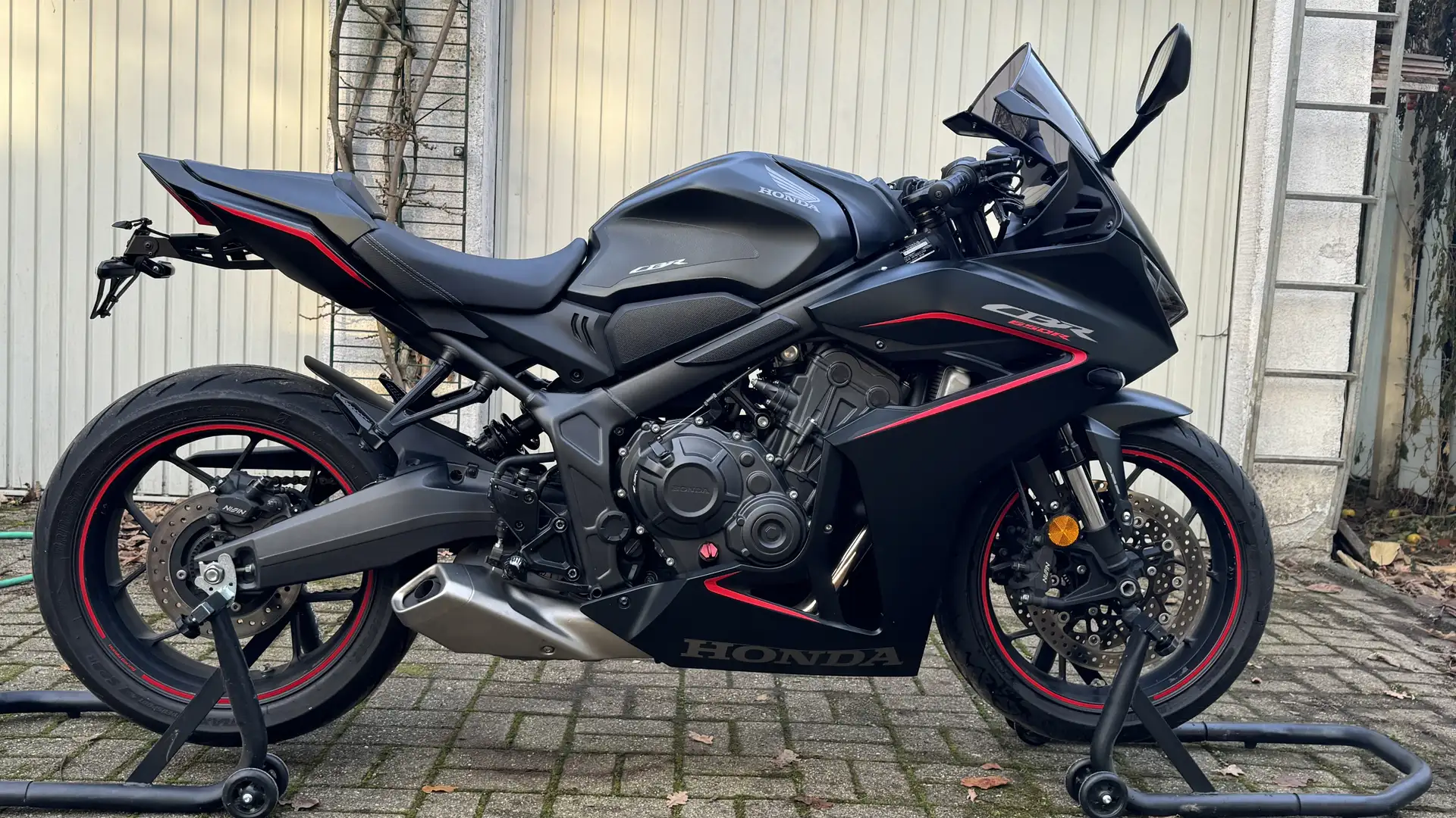 Honda CBR 650 Schwarz - 1