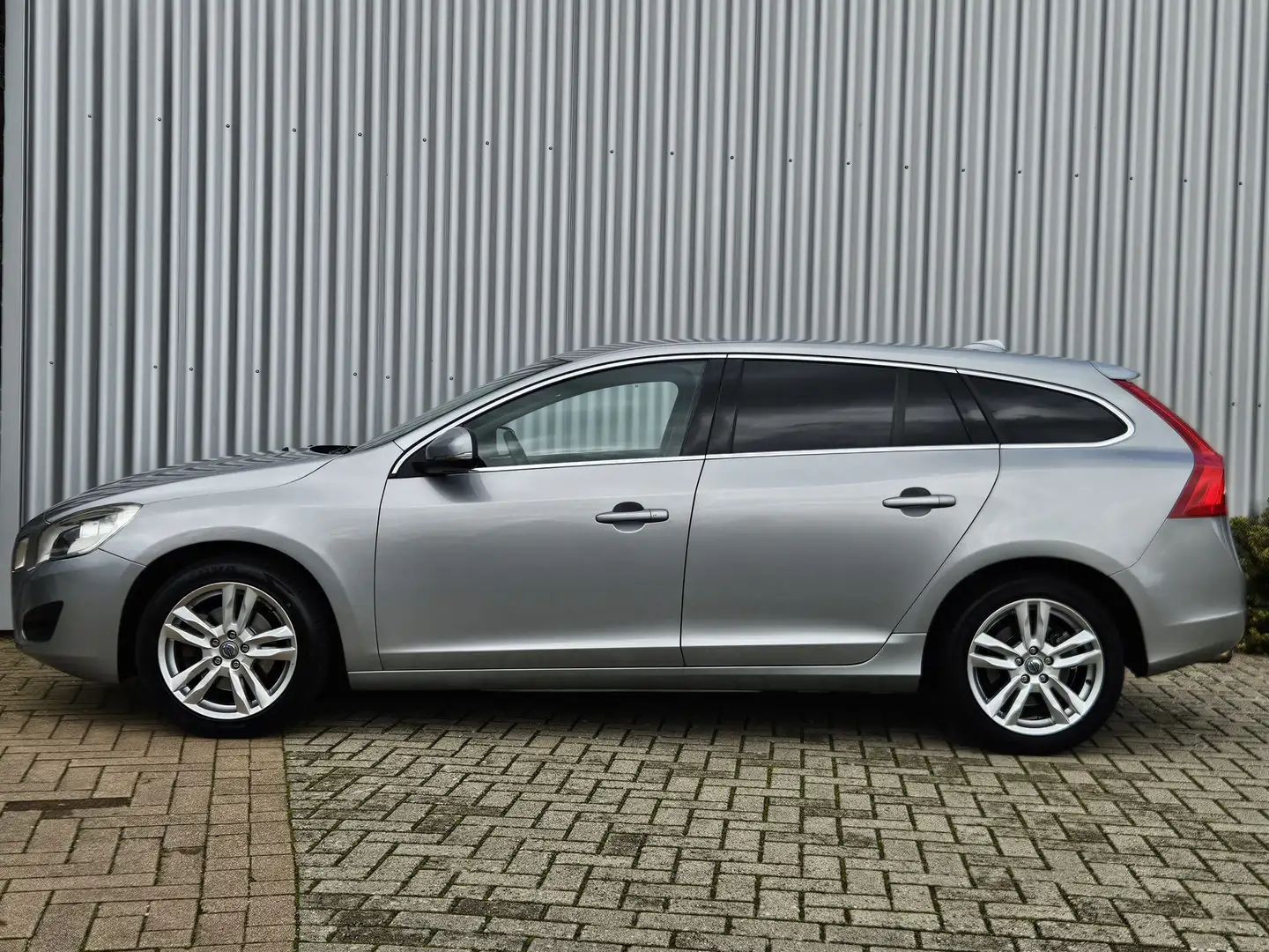 Volvo V60 2.0 D3 5-Cilinder /Dealer Onderhouden/PDC/Trekhaak Grijs - 2