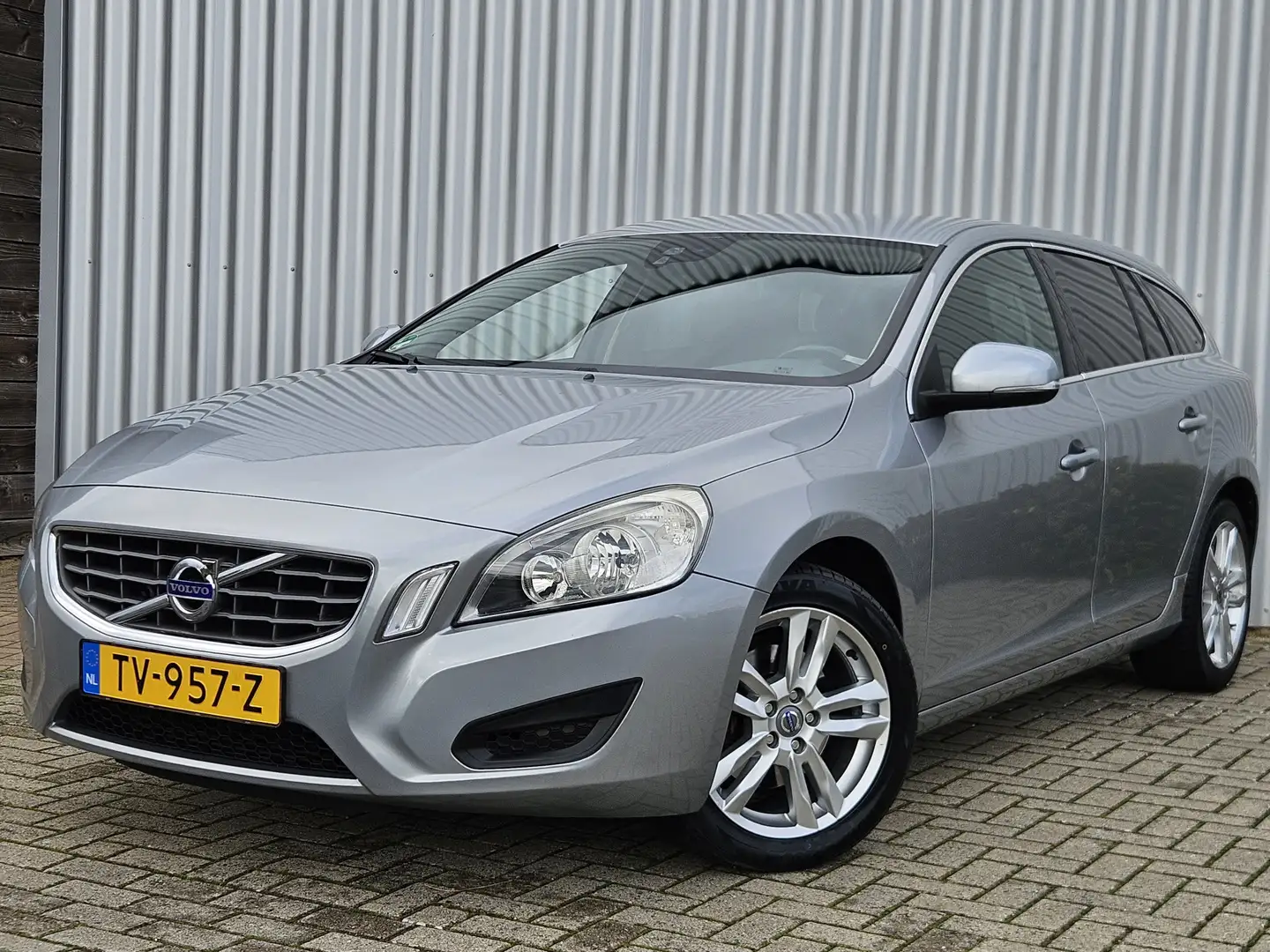 Volvo V60 2.0 D3 5-Cilinder /Dealer Onderhouden/PDC/Trekhaak Grijs - 1