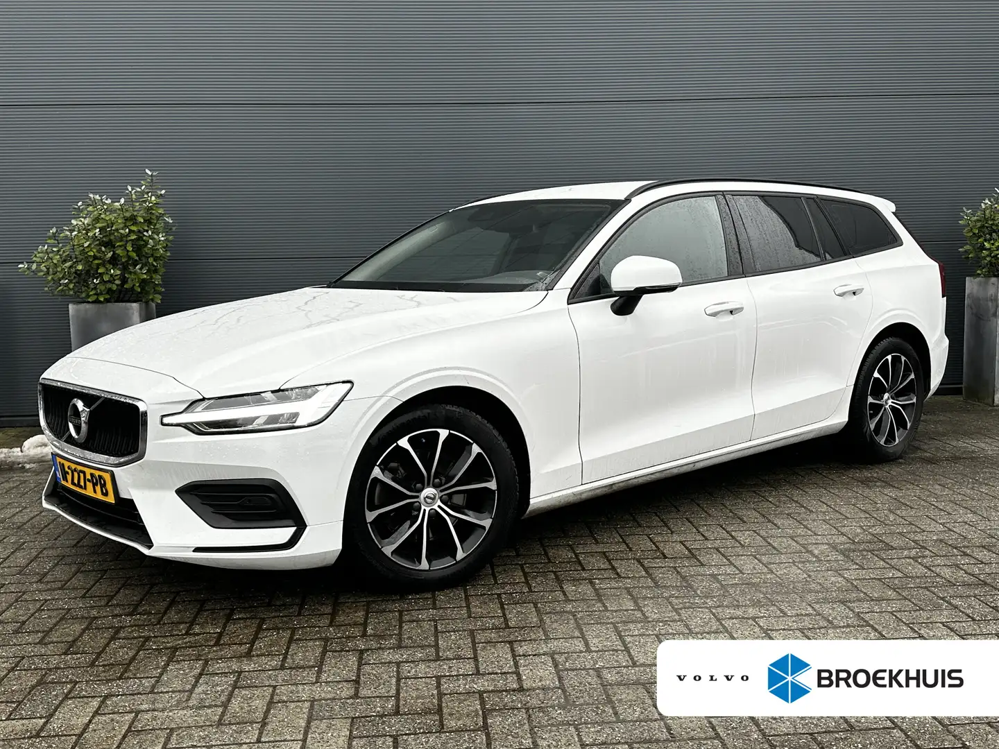 Volvo V60 2.0 B3 Momentum Advantage | Pilot Assist | Leder | Blanc - 1