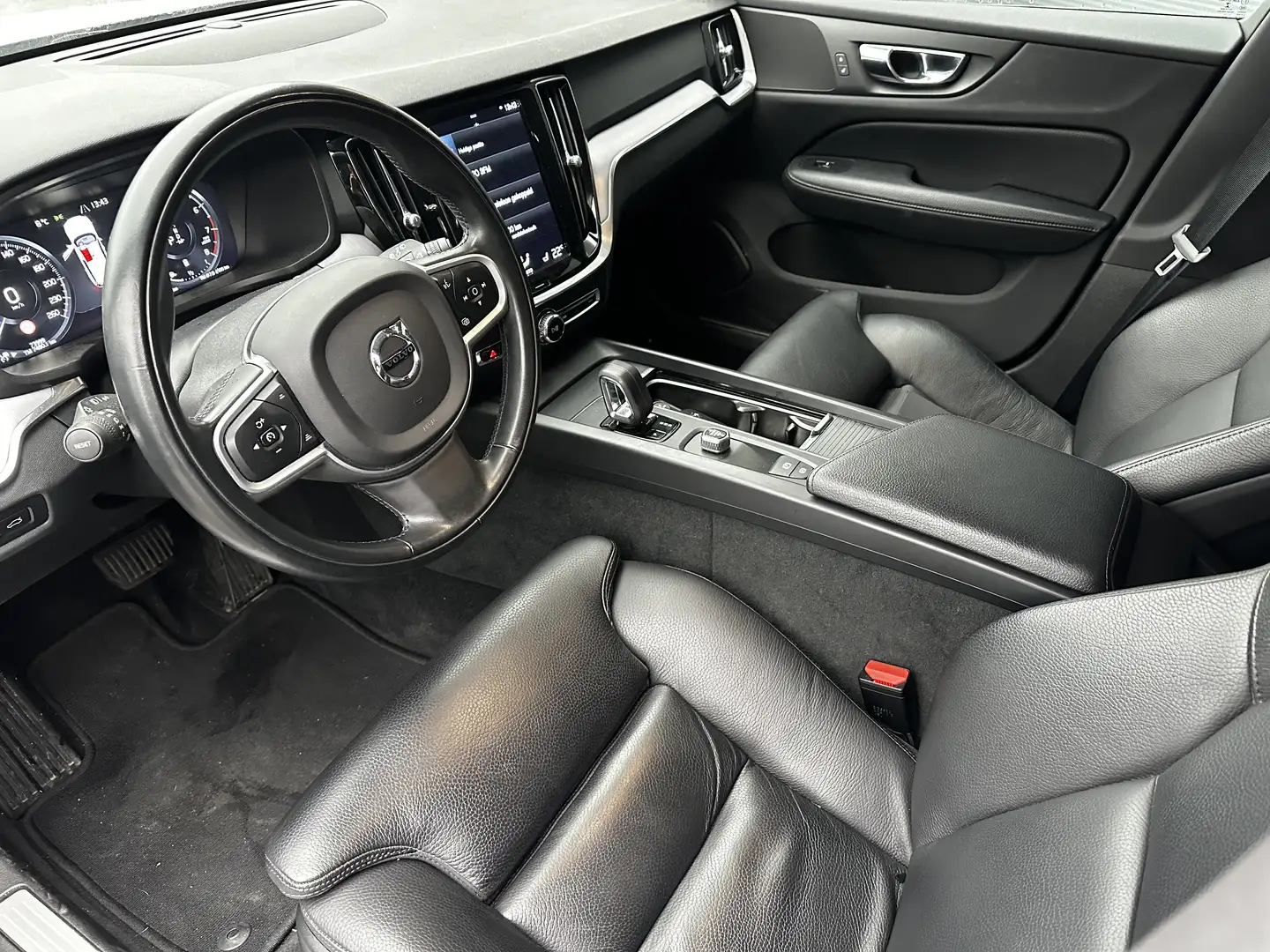 Volvo V60 2.0 B3 Momentum Advantage | Pilot Assist | Leder | Blanc - 2