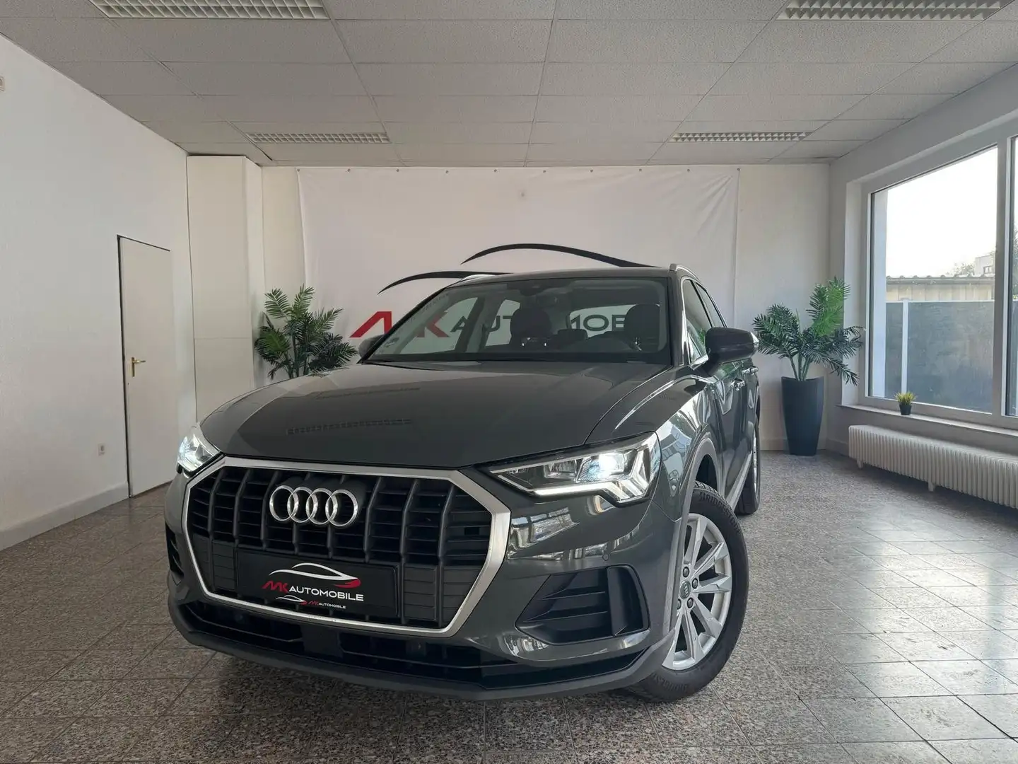Audi Q3 35 TDI S-TRONIC LED MMI NAVI AMBIENTE Grau - 1