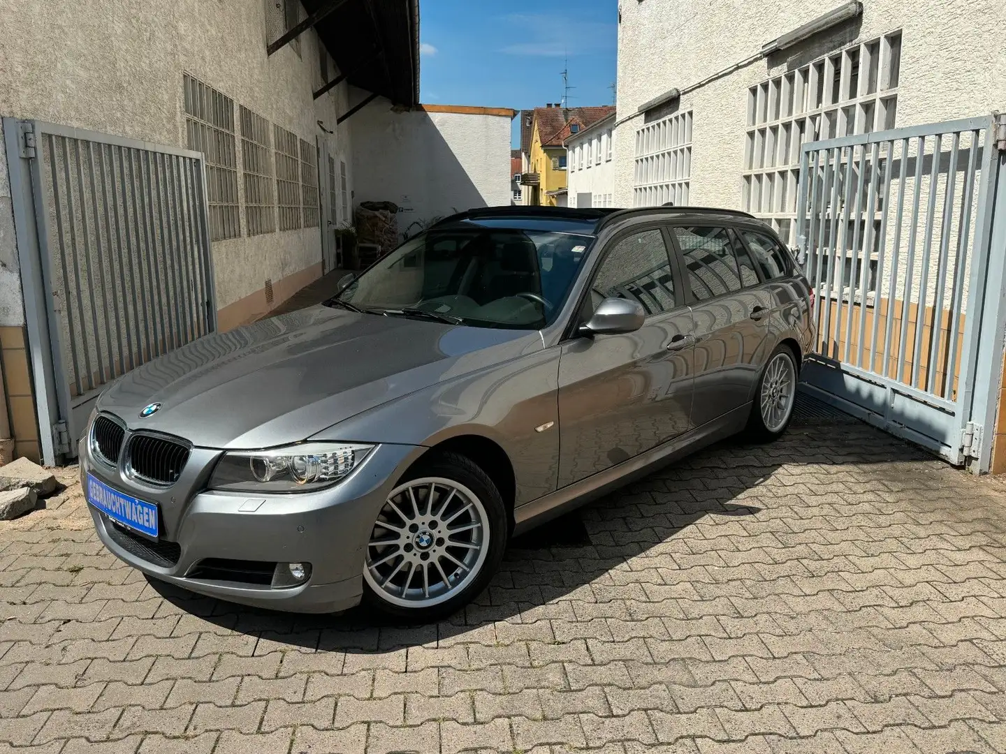 BMW 320 d Kombi *Automatik*Leder*Navi*Pano*2.Hd*Euro5 Šedá - 1