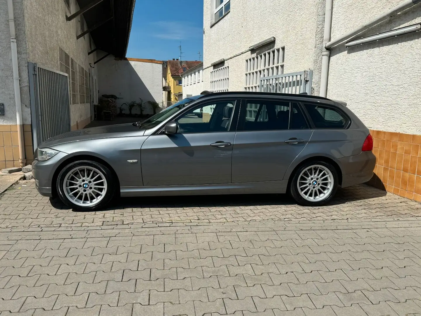 BMW 320 d Kombi *Automatik*Leder*Navi*Pano*2.Hd*Euro5 Šedá - 2