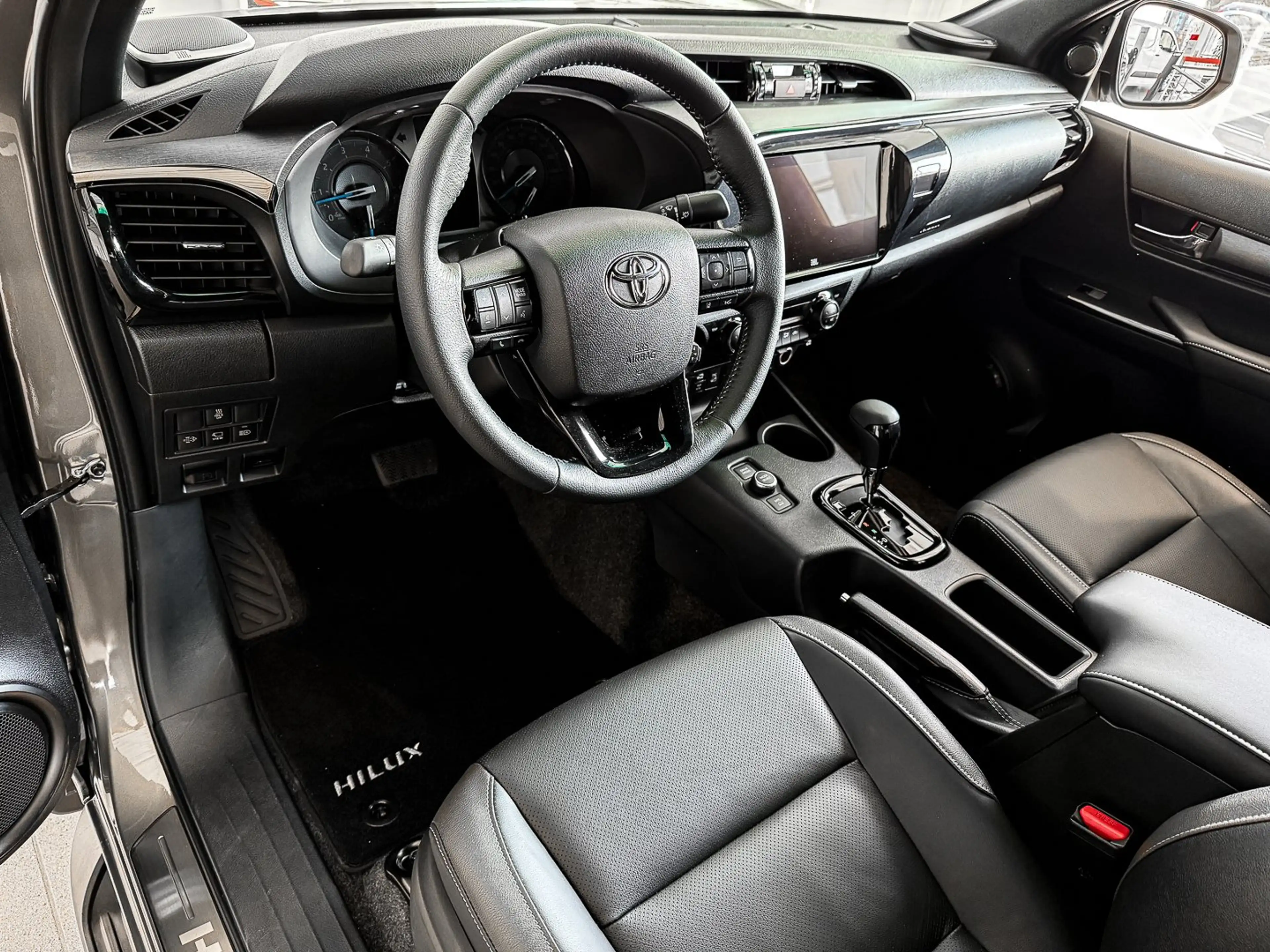 Toyota Hilux 2.8 D-4D 204 PS DoubleCab 4X4 Invincible — photo 6