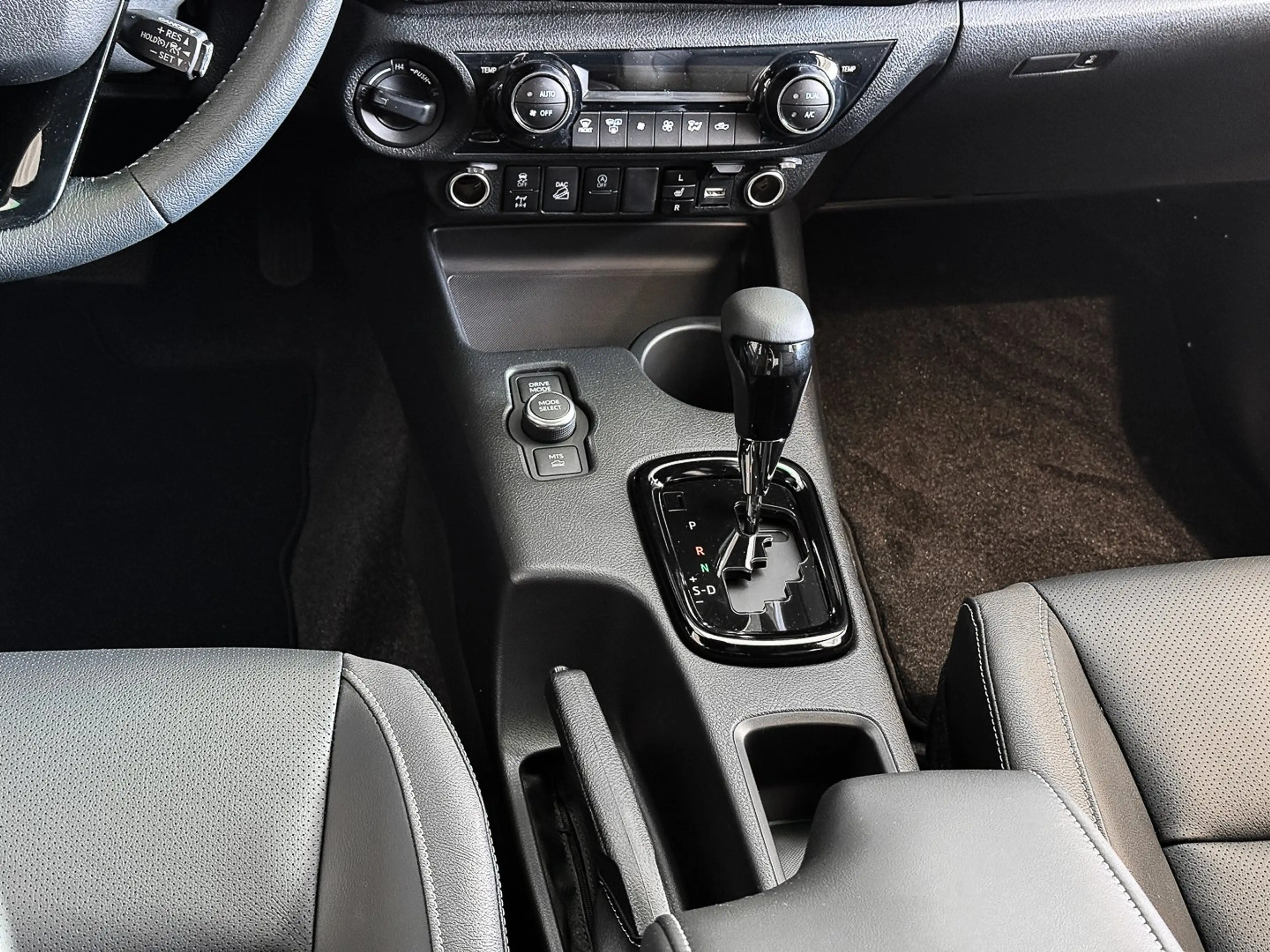 Toyota Hilux 2.8 D-4D 204 PS DoubleCab 4X4 Invincible — photo 9