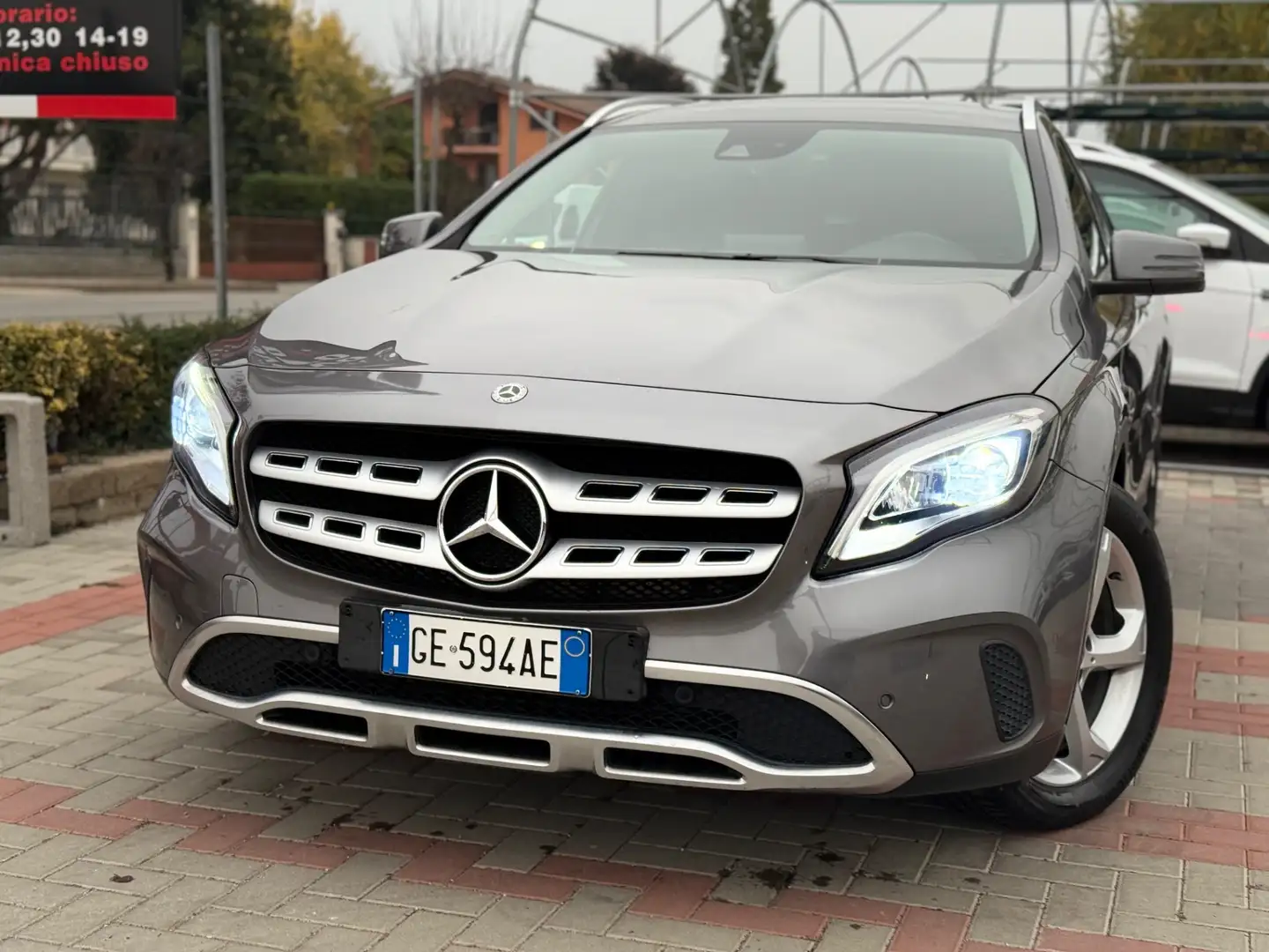 Mercedes-Benz GLA 180 GLA 180 Premium Grau - 1
