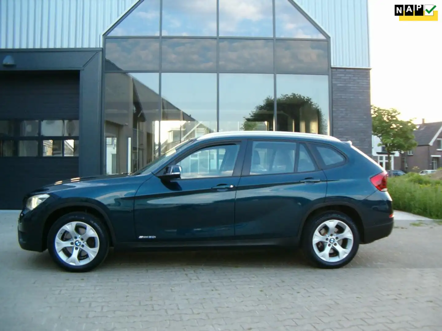 BMW X1 SDrive20i Upgrade Edition Blauw - 1