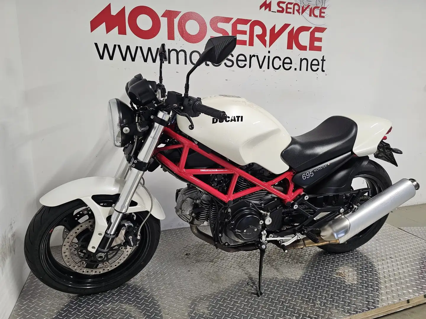 Ducati Monster 695 Wit - 2