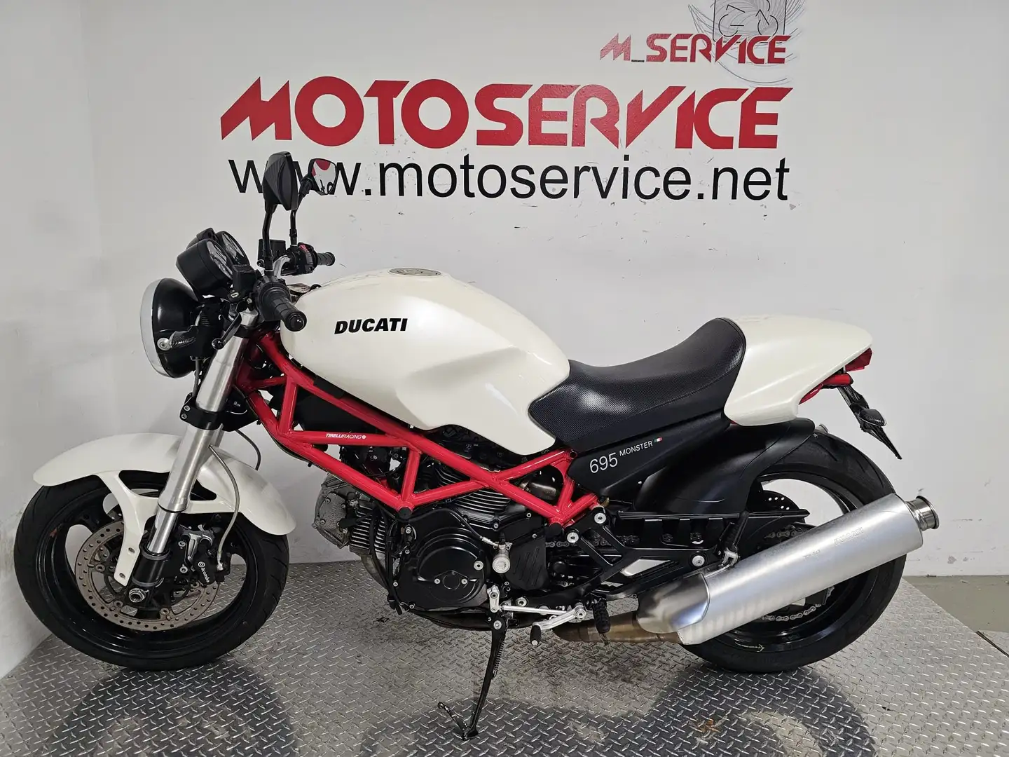 Ducati Monster 695 Wit - 1