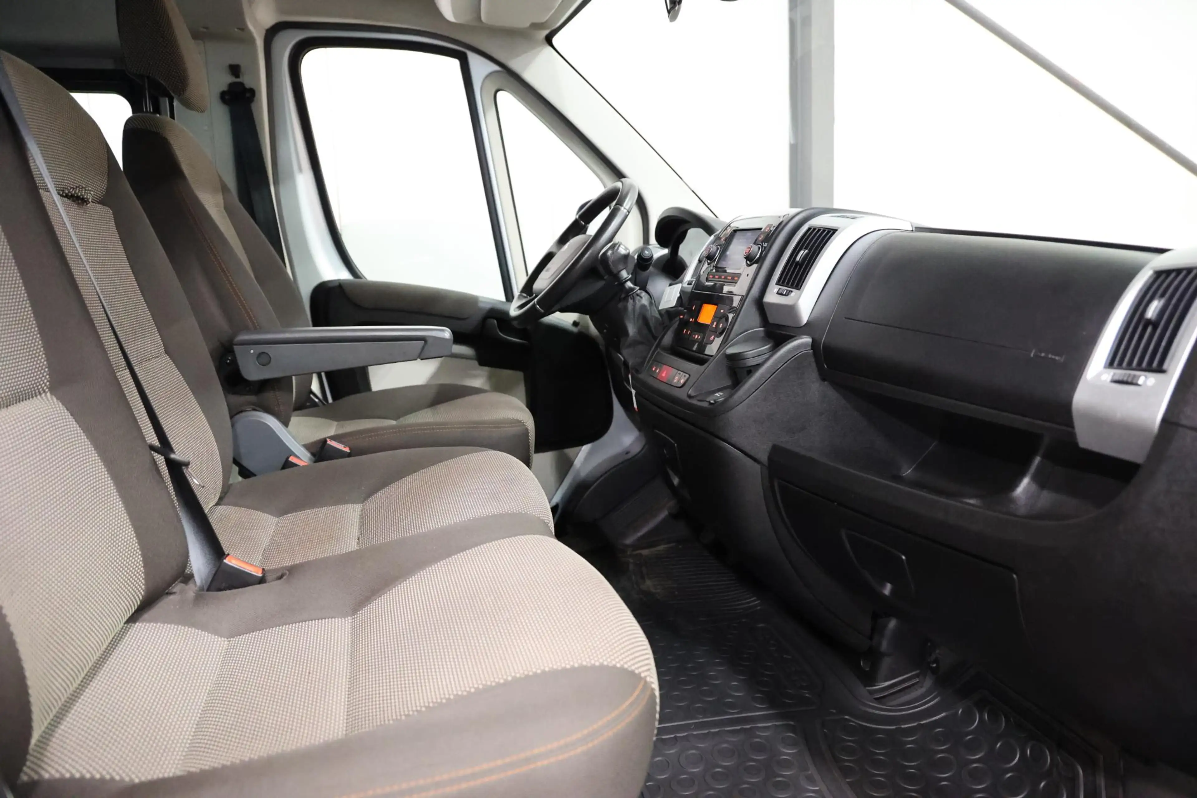 Peugeot Boxer 2.2 BlueHDI 9 Persoons Personenvervoer — photo 16