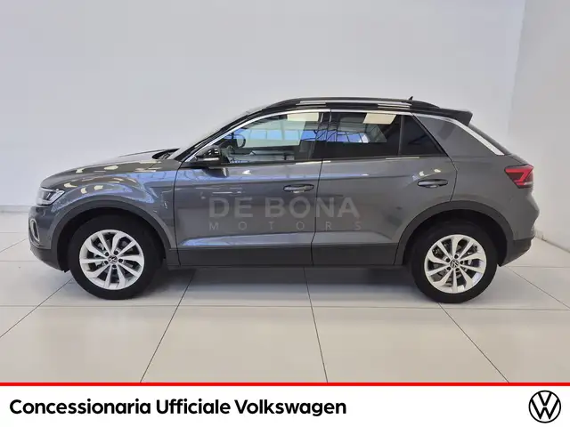 Volkswagen T-Roc view 4