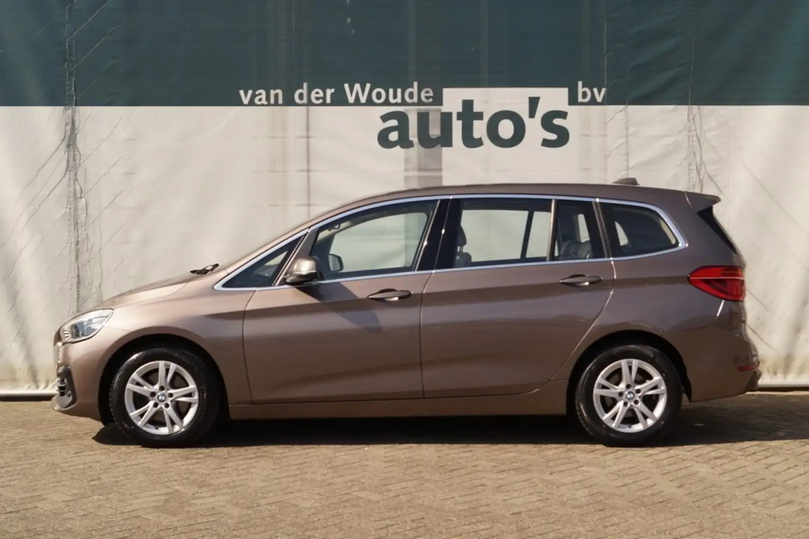 BMW 218 2-serie Gran Tourer 218i 140pk Automaat High Execu Bruin - 1