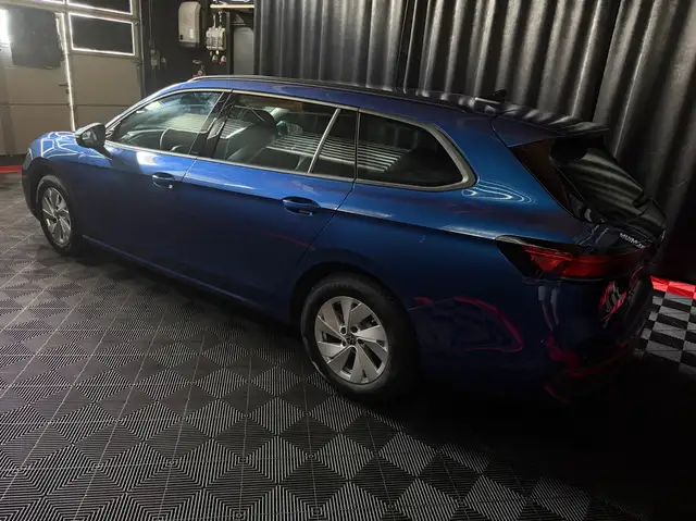 Volkswagen Passat view 11