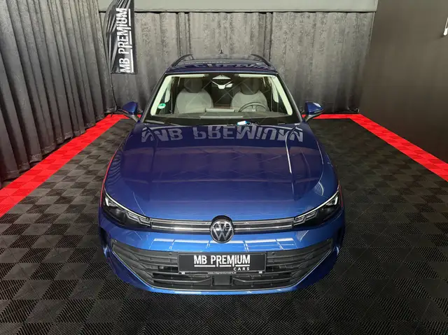 Volkswagen Passat view 4