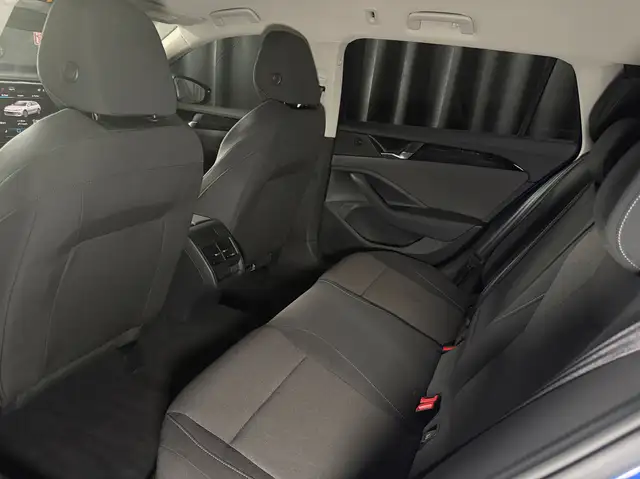 Volkswagen Passat view 24