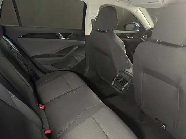 Volkswagen Passat view 26