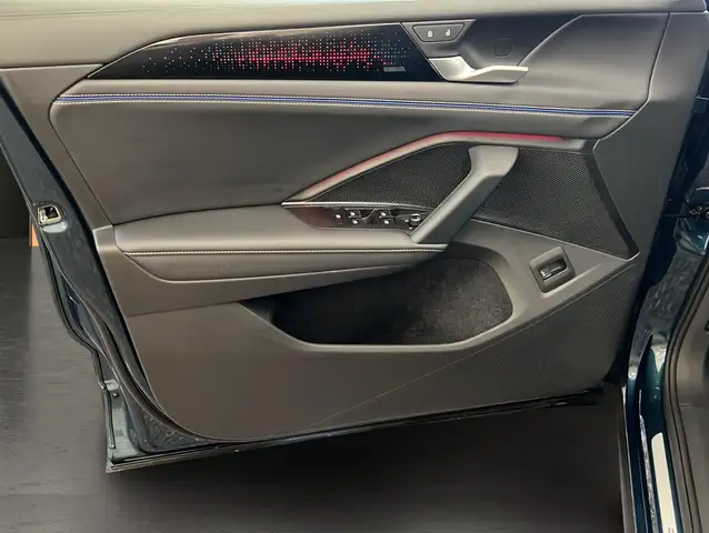 Volkswagen Tiguan view 3