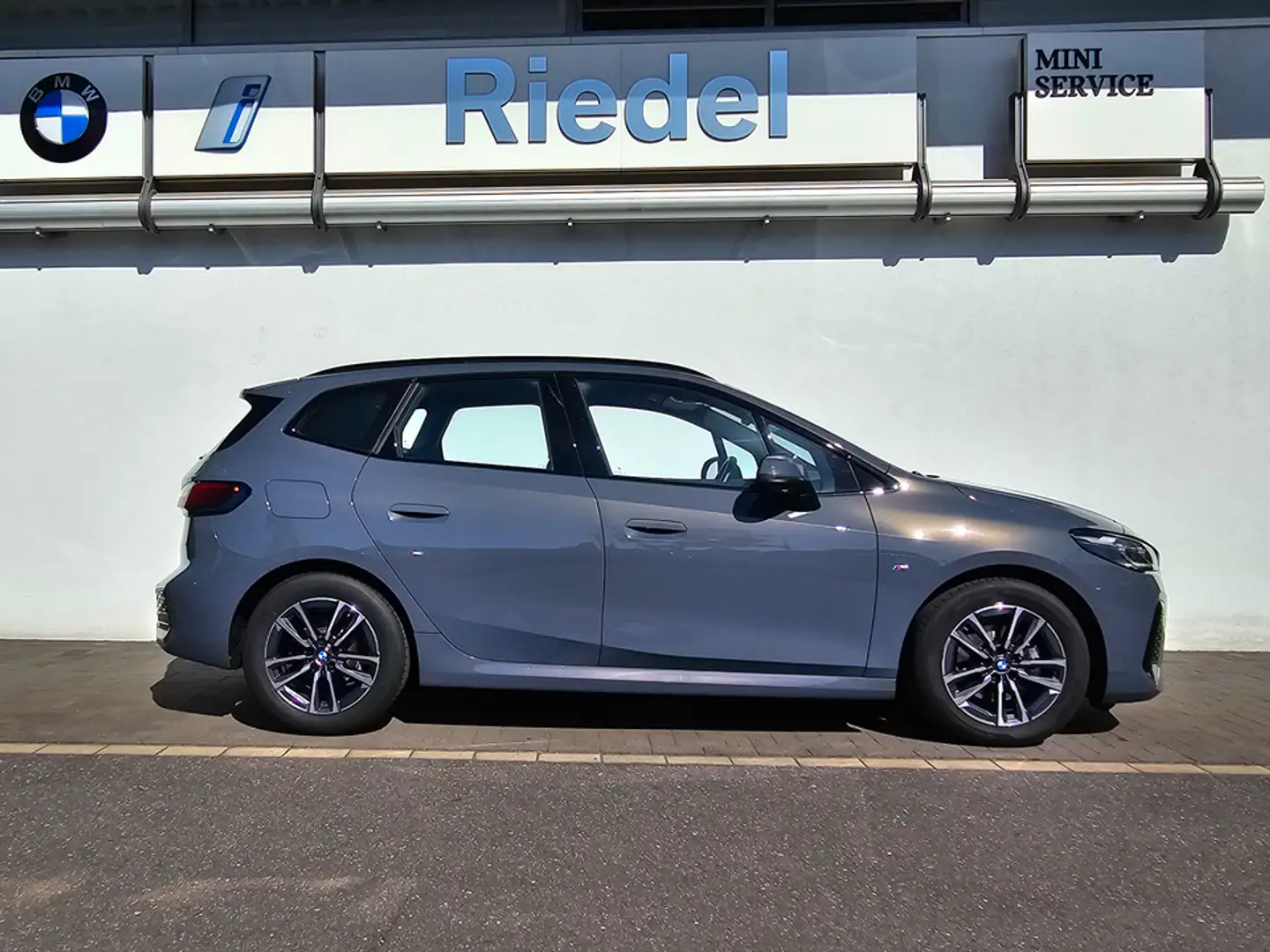 BMW 218 i Active Tourer M Sportpaket*Pano*AHK*DA+*h/k Grau - 2