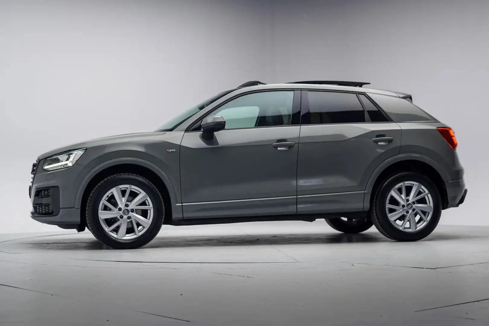 Audi Q2 35 TFSI 150pk S Line Aut. [ Full led Pano Navi Cam Gris - 2