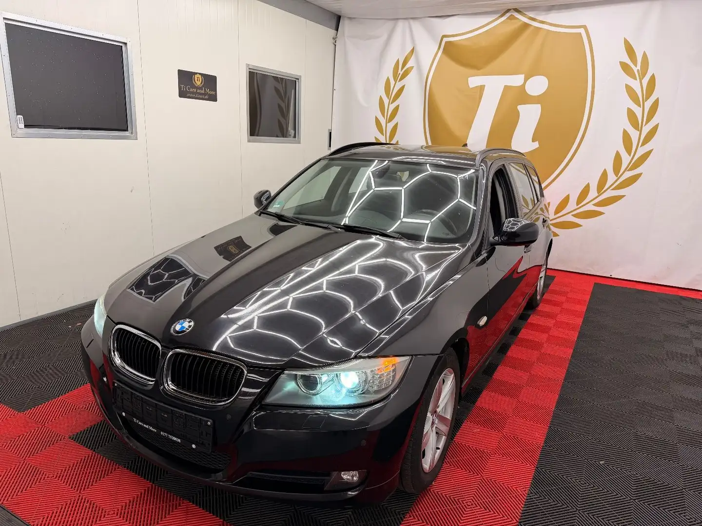 BMW 318 *Baureihe*Touring*318d*Facelift*STZGH*NAVI*PANO* Noir - 1