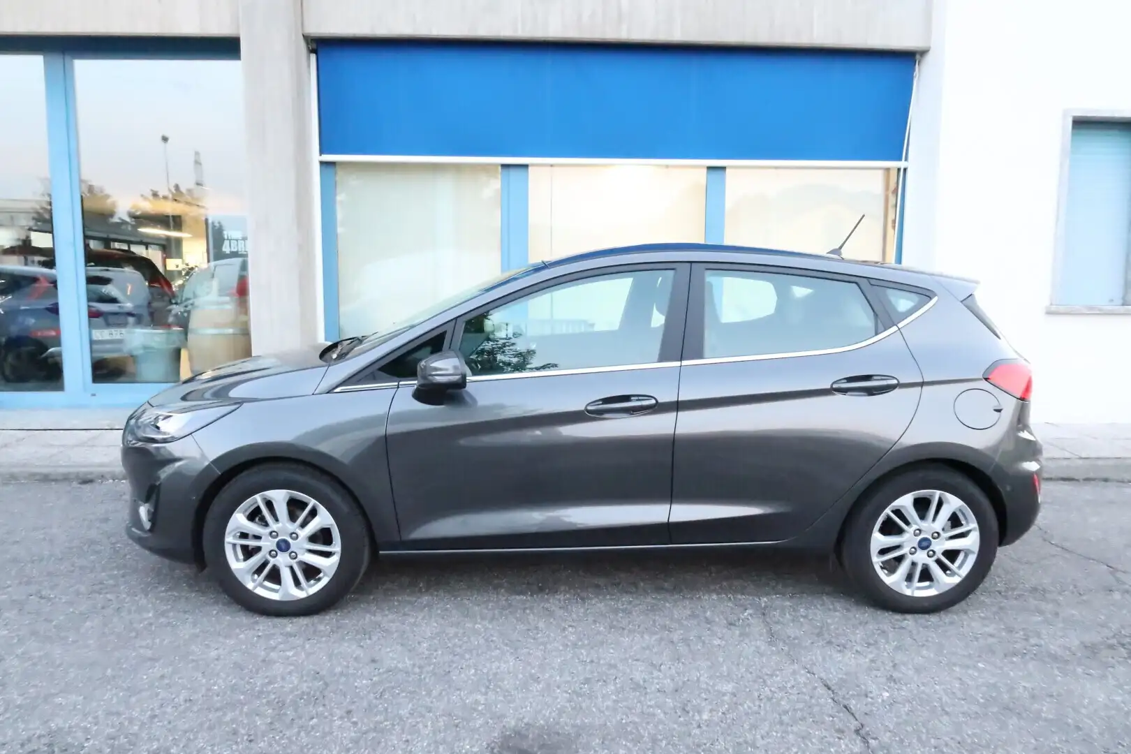 Ford Fiesta 1.1 75 CV 5 porte Titanium Gris - 2