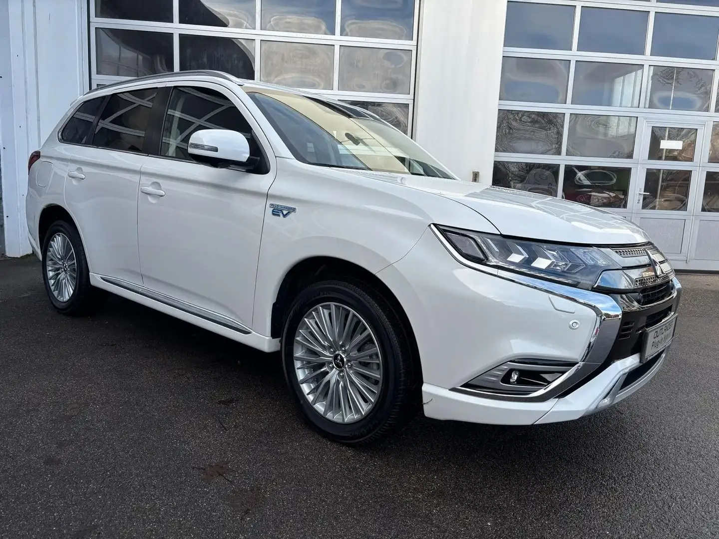 Mitsubishi Outlander 2.4 MIVEC PLUG-IN HYBRID 4WD Plus Blanc - 2