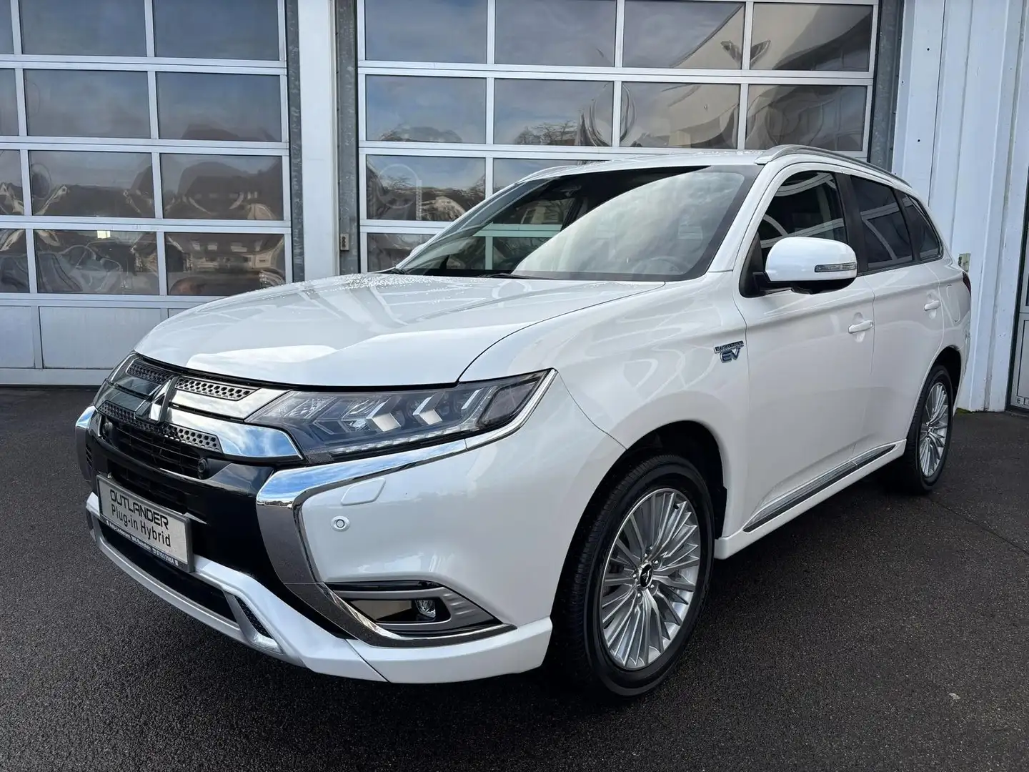Mitsubishi Outlander 2.4 MIVEC PLUG-IN HYBRID 4WD Plus Blanc - 1