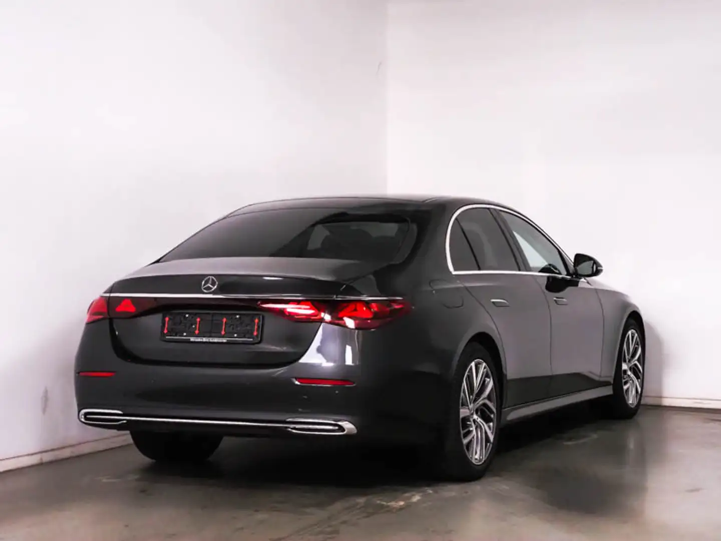 Mercedes-Benz E 220 d Avantgarde Adv*Superscreen*Distronic*19" Grau - 2