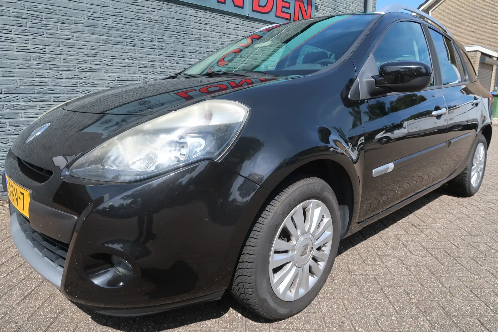 Renault Clio Estate 1.2 TCE Collection goed onderhouden Noir - 1