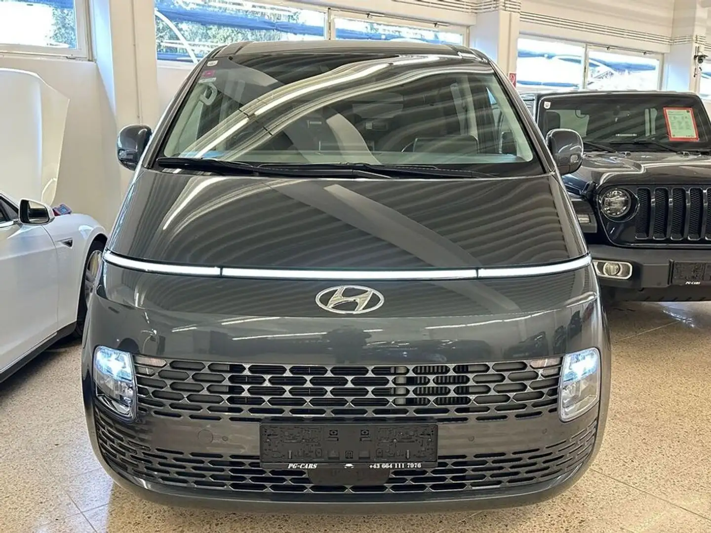 Hyundai STARIA Bus 2.2 CRDi Luxury Line DCT Aut. *MwSt Grau - 2