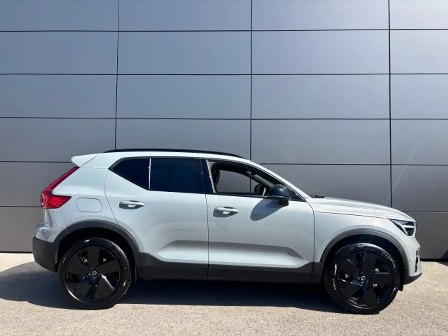 Volvo XC40 Black Edition Plus Schwarz - 2