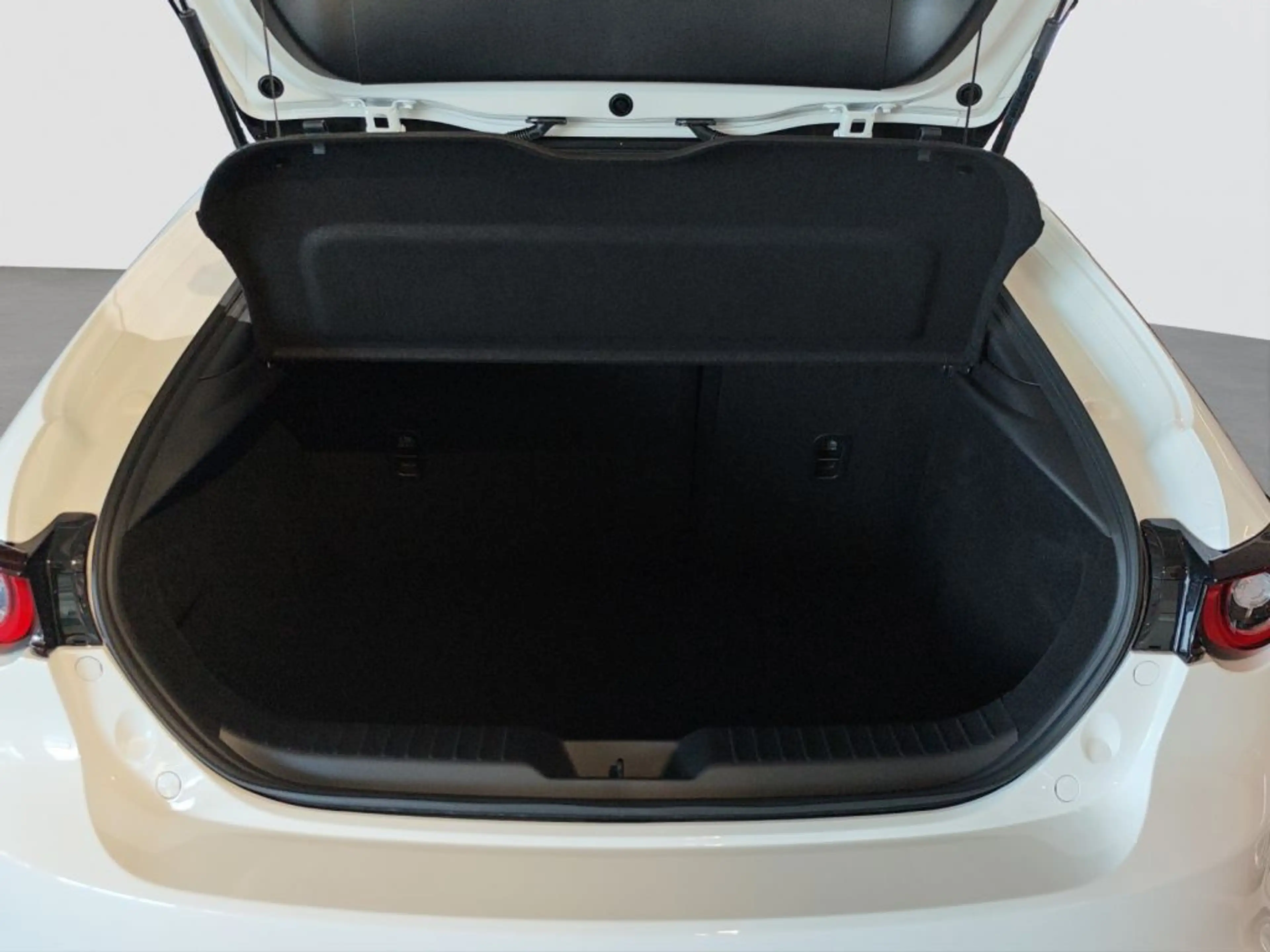 Mazda 3 e-SKYACTIV-G 140 M HYBRID CENTRE-LINE — photo 13