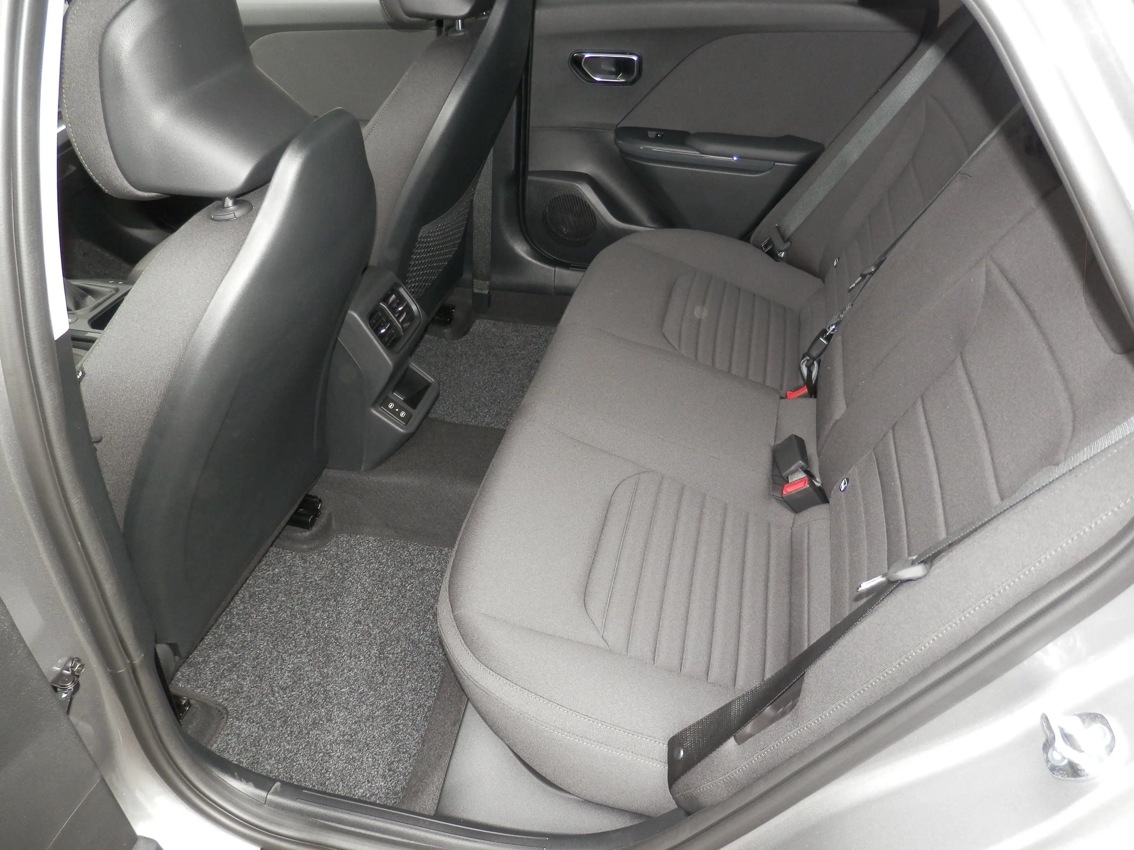 Kia K4 HB 1,0 TGDI 48V Silber — photo 11
